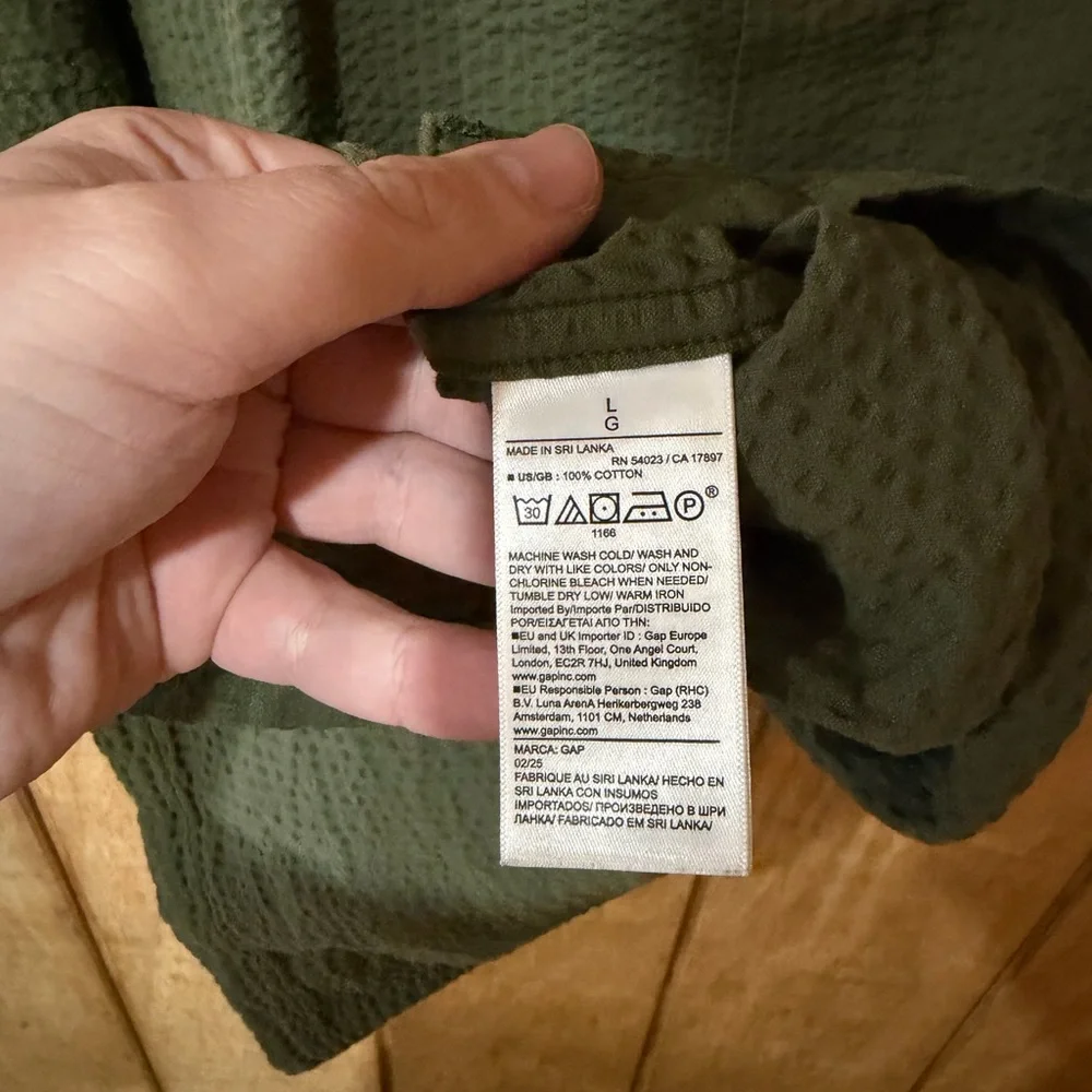 GAP Men's Seersucker Button Down Shirt